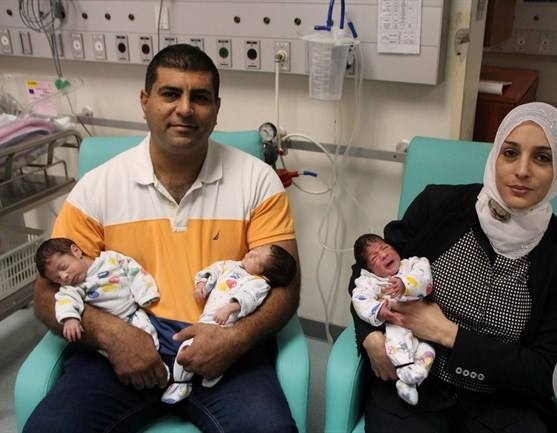 ولادة نادرة : فلسطينية تنجب 3 طفلات طبق الاصل