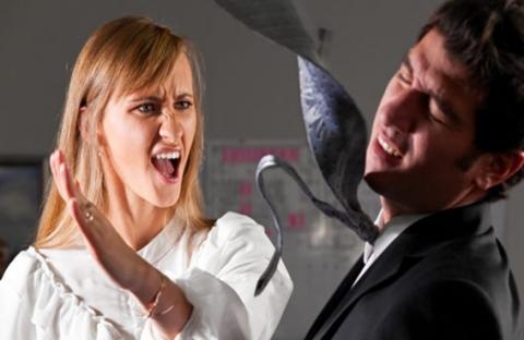 رجل يطالب زوجته بضربه ورفع صوتها عليه.. ويردد:"مراتى ماعندها كرامة"