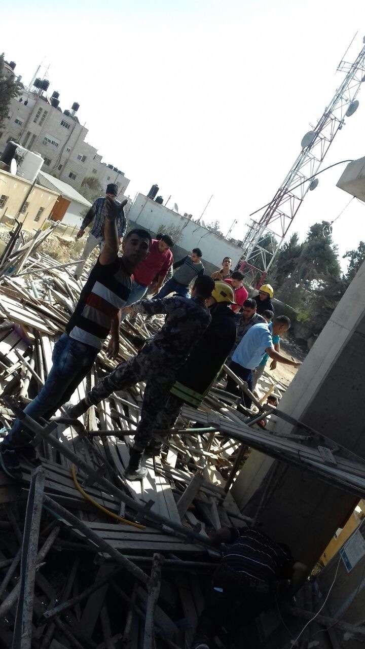 مصرع مواطن وإصابة آخرين في حادث سقوط سقالة في رام الله