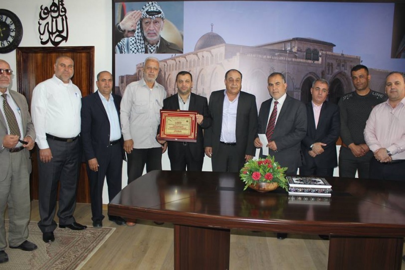 هيئة السلم الأهلي في بلدة سيلة الحارثية تكرم محافظ جنين