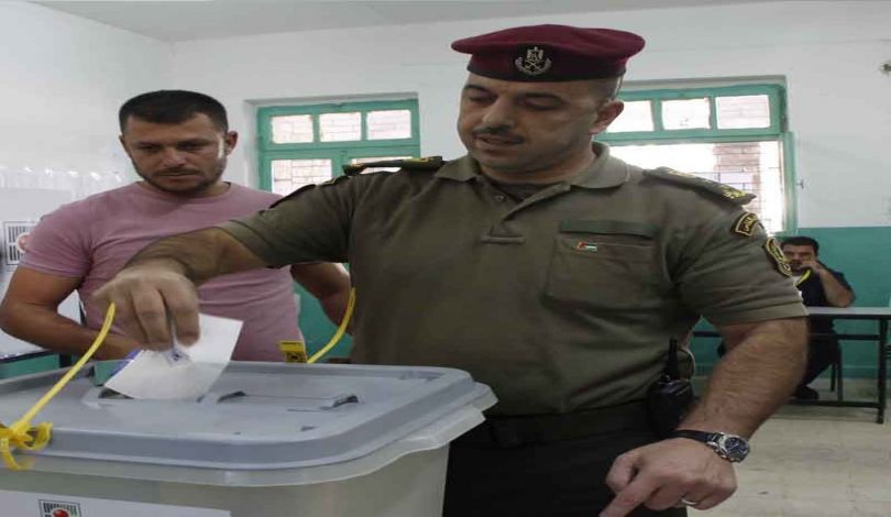 أفراد قوى الأمن يبدأون التصويت في انتخابات الهيئات المحلية
