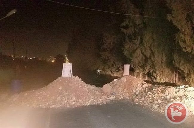 شبان يغلقون معظم مداخل رام الله بالسواتر الترابية.. والسبب؟
