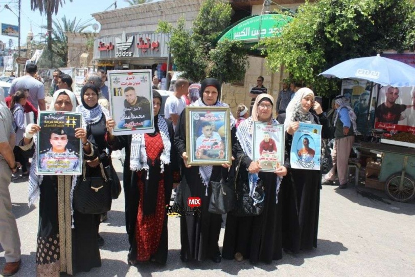 بالصور..ذوي الأسرى وطلاب محافظة جنين يغلقون شارع رئيسي بوقفة تضامنية مع الأسرى