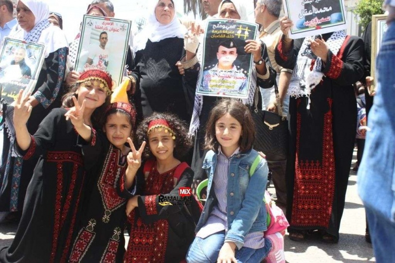 بالصور..ذوي الأسرى وطلاب محافظة جنين يغلقون شارع رئيسي بوقفة تضامنية مع الأسرى