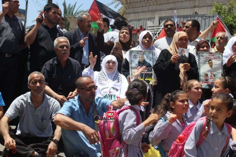 بالصور..ذوي الأسرى وطلاب محافظة جنين يغلقون شارع رئيسي بوقفة تضامنية مع الأسرى