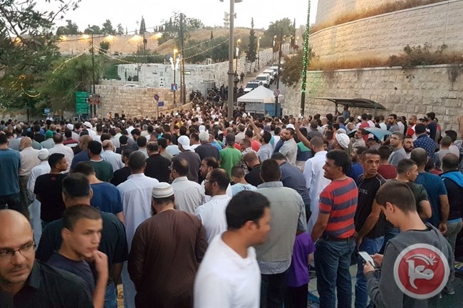المقدسيون يؤدون صلاة المغرب في شوارع المدينة