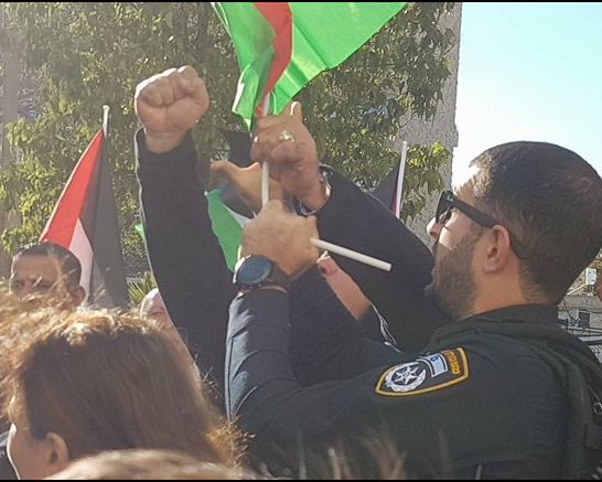 (شاهد) في القدس.. يلاحقون كل من يرفع علم فلسطين