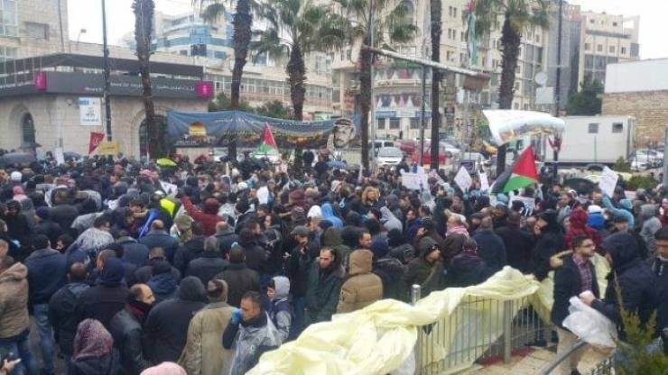 صور..كان بداخله قرابة ال_400 ألف شيكل.... مجهولون يسرقون الصراف الآلي لبنك فلسطين غرب رام الله