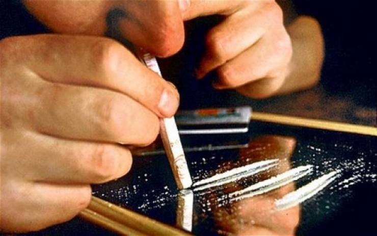 شرطة رام الله تضبط مواد يشتبه انها مخدرة داخل محل تجاري والنيابة تغلقه