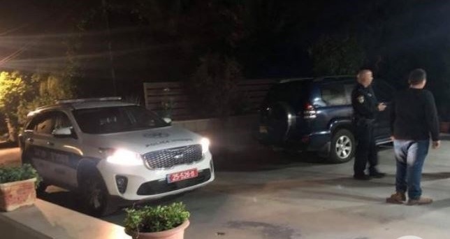 مستوطنون يخطون شعارات عنصرية في قرية منشية زبدة