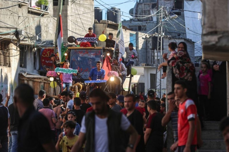 صور| على متن جرافة.. فلسطينية بغزة تحتفل بتخرجها من الجامعة